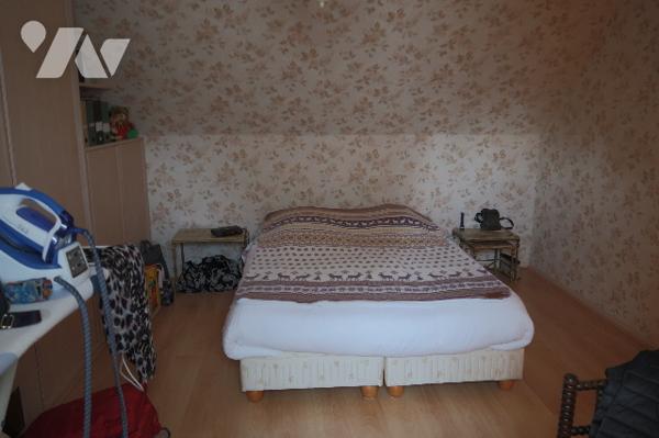 Pavillon récent en très bon état comprenant un grand salon, 3 chambres avec possibilité 4eme, jardin