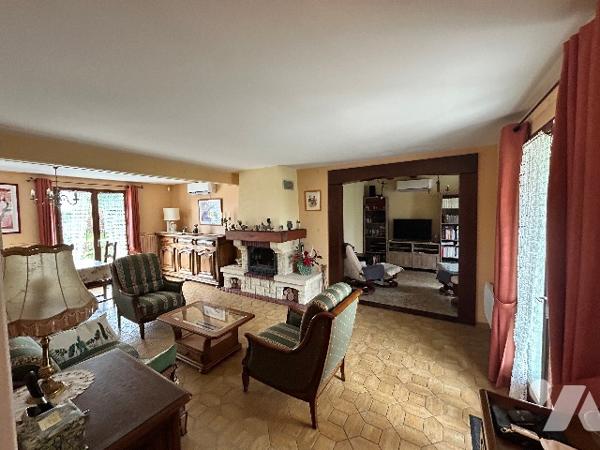 Pavillon récent en très bon état comprenant un grand salon, 3 chambres avec possibilité 4eme, jardin