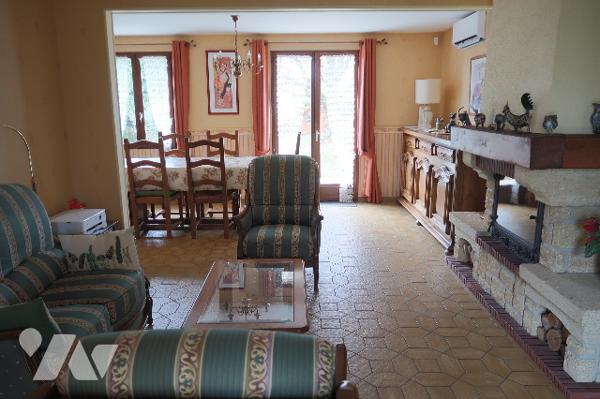 Pavillon récent en très bon état comprenant un grand salon, 3 chambres avec possibilité 4eme, jardin