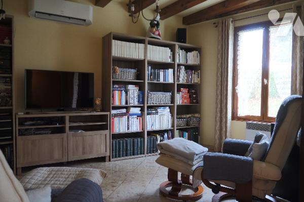 Pavillon récent en très bon état comprenant un grand salon, 3 chambres avec possibilité 4eme, jardin