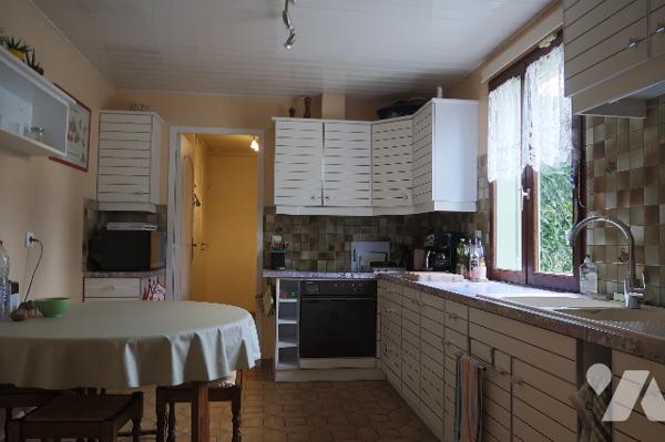 Pavillon récent en très bon état comprenant un grand salon, 3 chambres avec possibilité 4eme, jardin