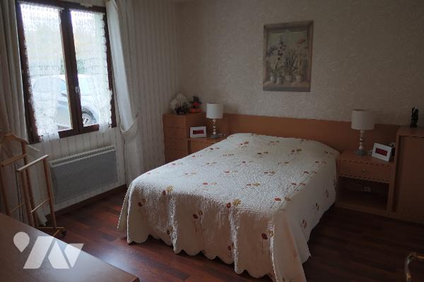 Pavillon récent en très bon état comprenant un grand salon, 3 chambres avec possibilité 4eme, jardin