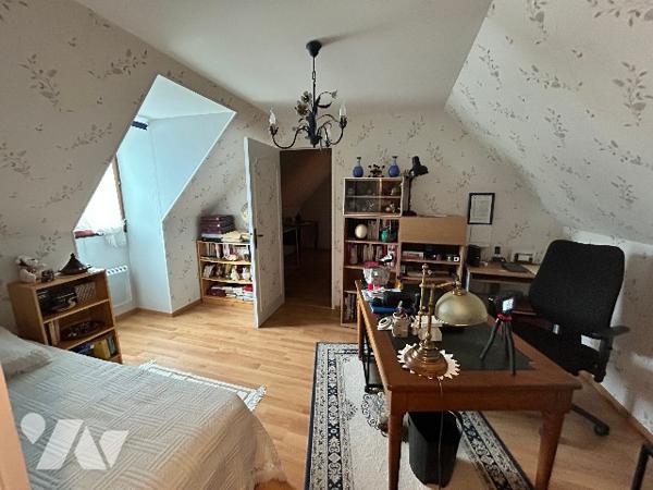 Pavillon récent en très bon état comprenant un grand salon, 3 chambres avec possibilité 4eme, jardin