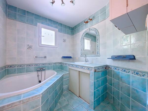 Villa 4 faces de plain-pied avec piscine chauffée