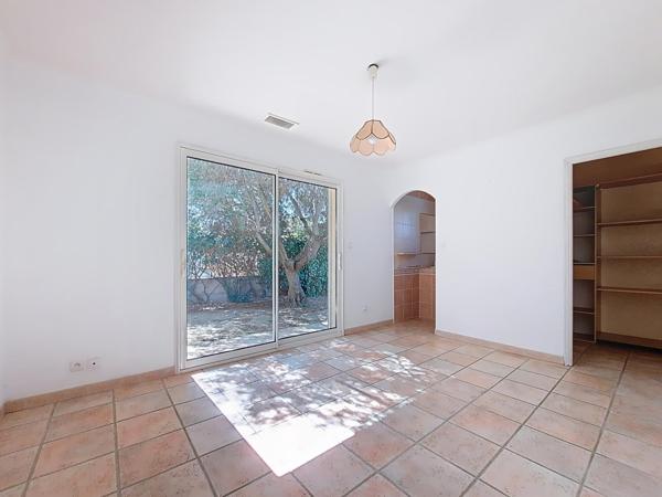 Villa 4 faces de plain-pied avec piscine chauffée