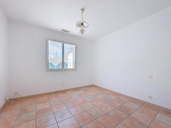 Villa 4 faces de plain-pied avec piscine chauffée