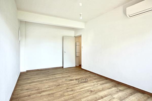 Juan les Pins (06160) JUAN LES PINS 2 PIECES REZ DE JARDIN 2 PARKINGS