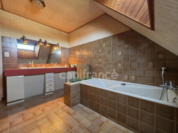 Maison à vendre 11 pièces VILLENEUVE SUR YONNE (89), 6 chambres, jardin 1976 M2