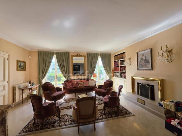 Maison à vendre 11 pièces VILLENEUVE SUR YONNE (89), 6 chambres, jardin 1976 M2