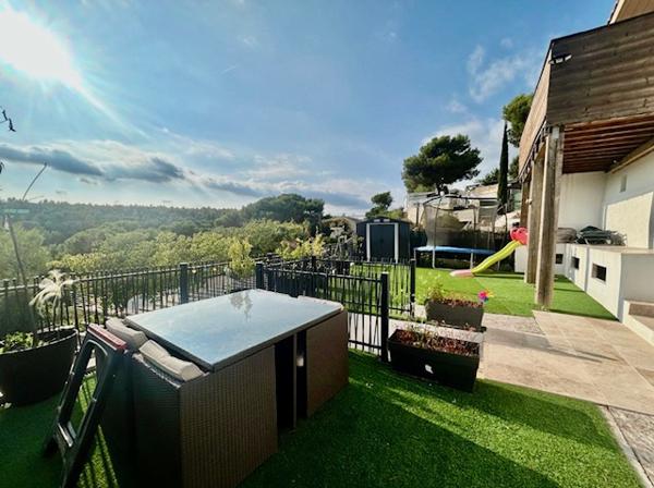 Terrain
        
        - 240 m² 349 000 € *
