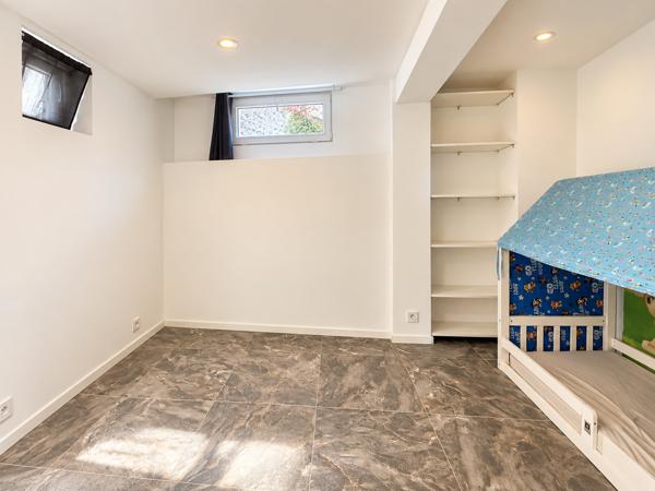 Terrain
        
        - 240 m² 349 000 € *