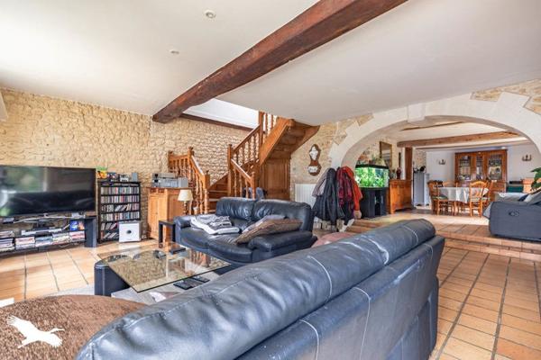 Maison à vendre |  Puy-du-Lac |  6 pièces | 181 m²