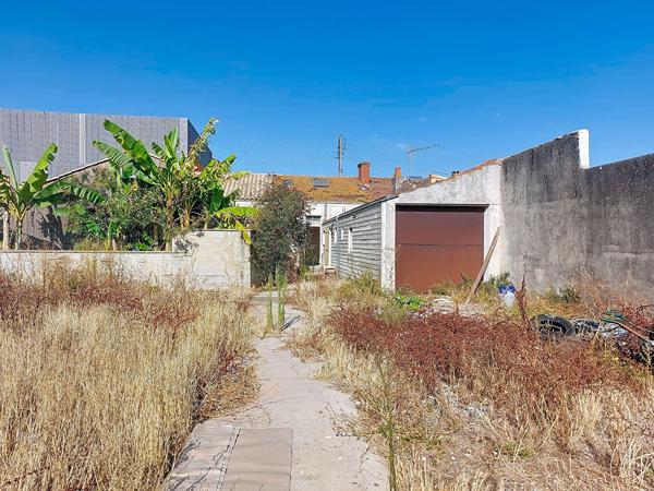 Ensemble immobilier de trois logements avec jardin à rénover Potentiel locatif  ou résidence principale La Rochelle La Pallice 70m²