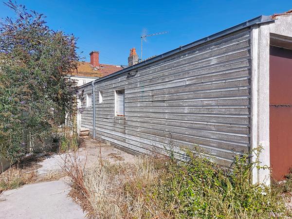 Ensemble immobilier de trois logements avec jardin à rénover Potentiel locatif  ou résidence principale La Rochelle La Pallice 70m²