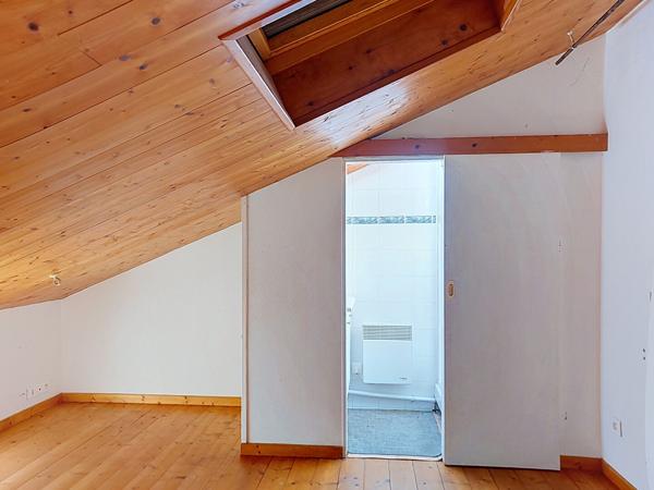 Ensemble immobilier de trois logements avec jardin à rénover Potentiel locatif  ou résidence principale La Rochelle La Pallice 70m²