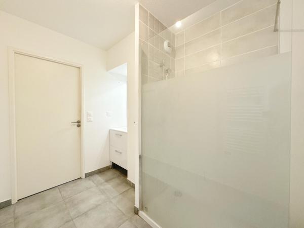 Appartement T3 récent avec terrasse et double parking – Résidence Al Thau (livrée en 2023)