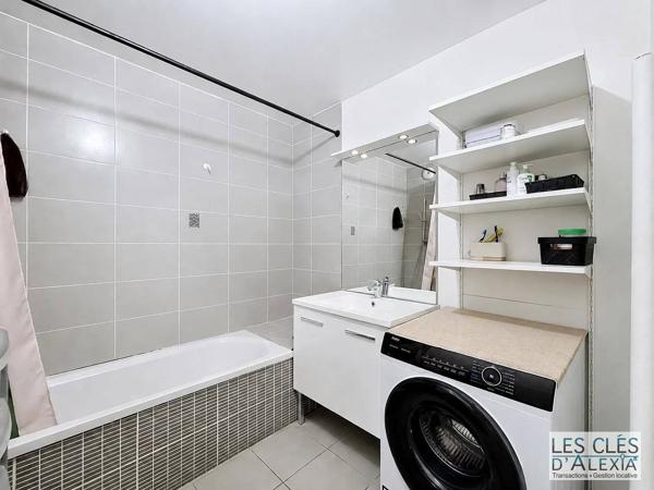 Lyon 7 - T2  de 42 m² avec balcon et garage