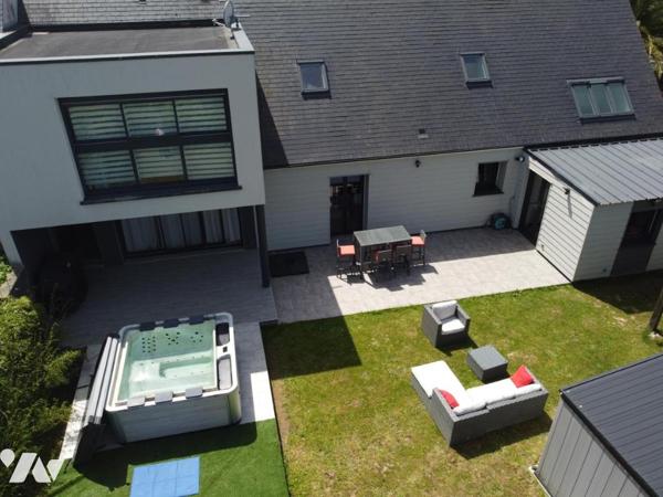 TOURLAVILLE, secteur prisé, maison avec de beaux volumes et prestations de qualité ! 