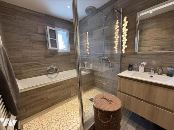 TOURLAVILLE, secteur prisé, maison avec de beaux volumes et prestations de qualité ! 