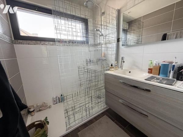 TOURLAVILLE, secteur prisé, maison avec de beaux volumes et prestations de qualité ! 