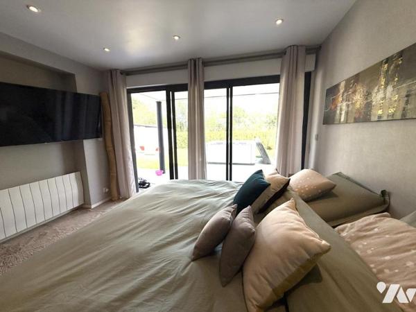 TOURLAVILLE, secteur prisé, maison avec de beaux volumes et prestations de qualité ! 