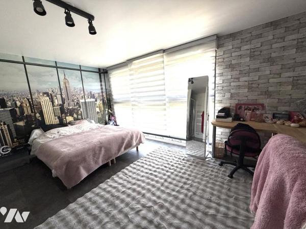 TOURLAVILLE, secteur prisé, maison avec de beaux volumes et prestations de qualité ! 
