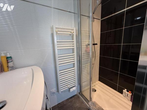 TOURLAVILLE, secteur prisé, maison avec de beaux volumes et prestations de qualité ! 