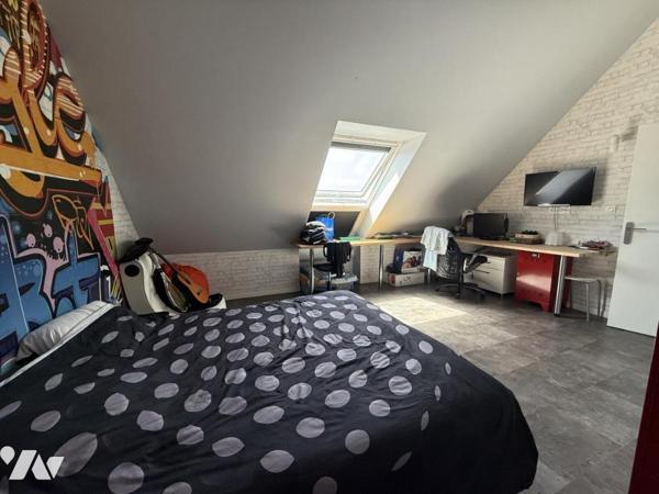 TOURLAVILLE, secteur prisé, maison avec de beaux volumes et prestations de qualité ! 