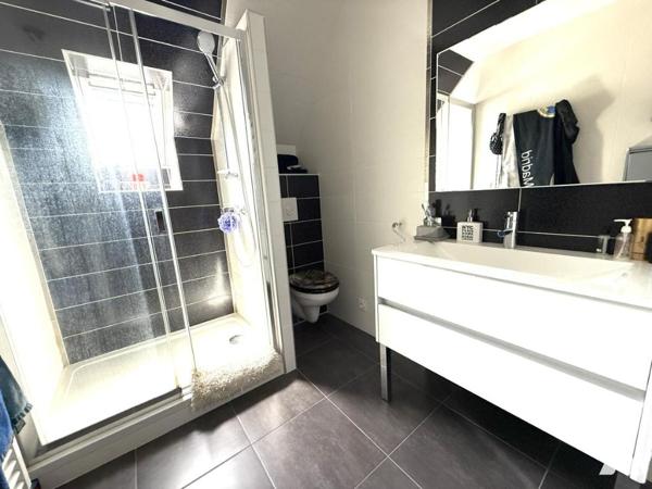 TOURLAVILLE, secteur prisé, maison avec de beaux volumes et prestations de qualité ! 