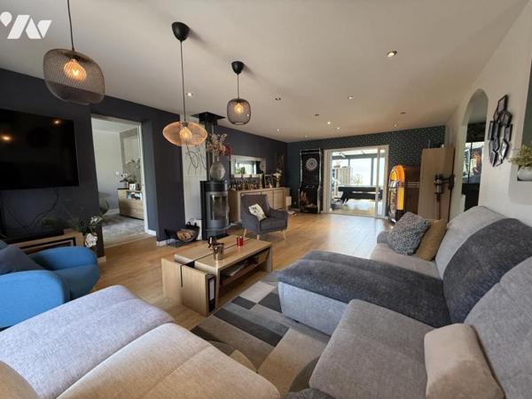 TOURLAVILLE, secteur prisé, maison avec de beaux volumes et prestations de qualité ! 