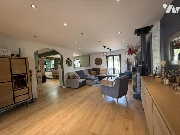 TOURLAVILLE, secteur prisé, maison avec de beaux volumes et prestations de qualité ! 