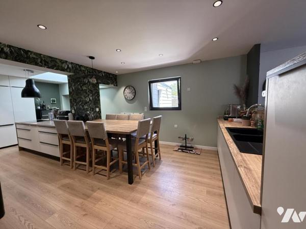 TOURLAVILLE, secteur prisé, maison avec de beaux volumes et prestations de qualité ! 