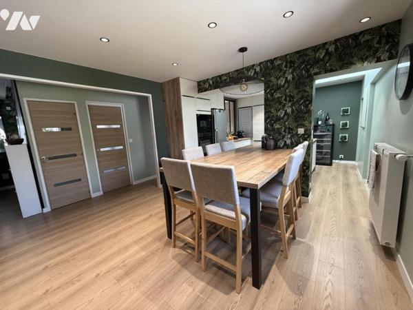 TOURLAVILLE, secteur prisé, maison avec de beaux volumes et prestations de qualité ! 