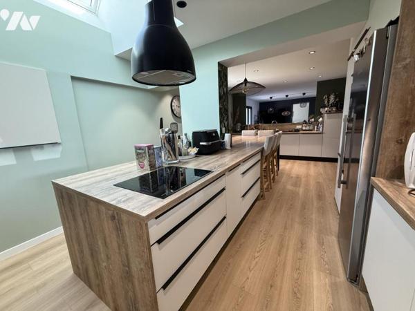 TOURLAVILLE, secteur prisé, maison avec de beaux volumes et prestations de qualité ! 