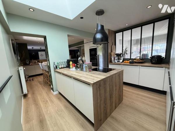 TOURLAVILLE, secteur prisé, maison avec de beaux volumes et prestations de qualité ! 