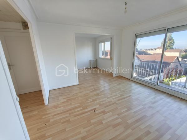 À saisir : Appartement F3 rénové et lumineux à Dole !

Appartement de 63 m², situé à quelques pas du centre-ville, de la rue des Arènes, des commerces, de la gare et des transports.

Situé au 3ᵉ étage (sans ascenseur), il comprend :

Cuisine 7 m²

Séjour 25 m² avec balcon Est

Salle de bain (douche + meuble)

WC indépendant

Deux chambres de 12 m² et 10 m²

Atouts du bien
Fenêtres PVC double vitrage

Volet roulant électrique et manuel

Fibre optique

Cave 12 m²

Grenier 16 m²

Peintures neuves

Ballon d’eau neuf

DPE  E

Copropriété
Entrée sécurisée

Local vélos

Stationnement gratuit

Façade refaite

Chaudière gaz neuve (2024)

Un appartement rénové, lumineux et idéalement situé, parfait pour un premier achat ou un investissement.