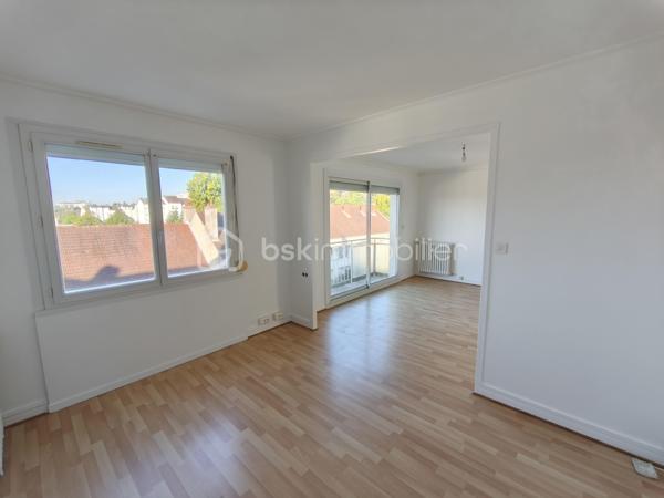 À saisir : Appartement F3 rénové et lumineux à Dole !

Appartement de 63 m², situé à quelques pas du centre-ville, de la rue des Arènes, des commerces, de la gare et des transports.

Situé au 3ᵉ étage (sans ascenseur), il comprend :

Cuisine 7 m²

Séjour 25 m² avec balcon Est

Salle de bain (douche + meuble)

WC indépendant

Deux chambres de 12 m² et 10 m²

Atouts du bien
Fenêtres PVC double vitrage

Volet roulant électrique et manuel

Fibre optique

Cave 12 m²

Grenier 16 m²

Peintures neuves

Ballon d’eau neuf

DPE  E

Copropriété
Entrée sécurisée

Local vélos

Stationnement gratuit

Façade refaite

Chaudière gaz neuve (2024)

Un appartement rénové, lumineux et idéalement situé, parfait pour un premier achat ou un investissement.