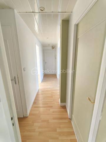 À saisir : Appartement F3 rénové et lumineux à Dole !

Appartement de 63 m², situé à quelques pas du centre-ville, de la rue des Arènes, des commerces, de la gare et des transports.

Situé au 3ᵉ étage (sans ascenseur), il comprend :

Cuisine 7 m²

Séjour 25 m² avec balcon Est

Salle de bain (douche + meuble)

WC indépendant

Deux chambres de 12 m² et 10 m²

Atouts du bien
Fenêtres PVC double vitrage

Volet roulant électrique et manuel

Fibre optique

Cave 12 m²

Grenier 16 m²

Peintures neuves

Ballon d’eau neuf

DPE  E

Copropriété
Entrée sécurisée

Local vélos

Stationnement gratuit

Façade refaite

Chaudière gaz neuve (2024)

Un appartement rénové, lumineux et idéalement situé, parfait pour un premier achat ou un investissement.