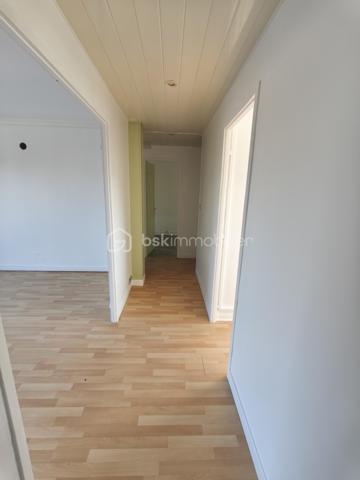 À saisir : Appartement F3 rénové et lumineux à Dole !

Appartement de 63 m², situé à quelques pas du centre-ville, de la rue des Arènes, des commerces, de la gare et des transports.

Situé au 3ᵉ étage (sans ascenseur), il comprend :

Cuisine 7 m²

Séjour 25 m² avec balcon Est

Salle de bain (douche + meuble)

WC indépendant

Deux chambres de 12 m² et 10 m²

Atouts du bien
Fenêtres PVC double vitrage

Volet roulant électrique et manuel

Fibre optique

Cave 12 m²

Grenier 16 m²

Peintures neuves

Ballon d’eau neuf

DPE  E

Copropriété
Entrée sécurisée

Local vélos

Stationnement gratuit

Façade refaite

Chaudière gaz neuve (2024)

Un appartement rénové, lumineux et idéalement situé, parfait pour un premier achat ou un investissement.