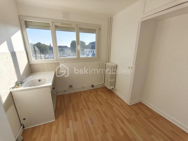 À saisir : Appartement F3 rénové et lumineux à Dole !

Appartement de 63 m², situé à quelques pas du centre-ville, de la rue des Arènes, des commerces, de la gare et des transports.

Situé au 3ᵉ étage (sans ascenseur), il comprend :

Cuisine 7 m²

Séjour 25 m² avec balcon Est

Salle de bain (douche + meuble)

WC indépendant

Deux chambres de 12 m² et 10 m²

Atouts du bien
Fenêtres PVC double vitrage

Volet roulant électrique et manuel

Fibre optique

Cave 12 m²

Grenier 16 m²

Peintures neuves

Ballon d’eau neuf

DPE  E

Copropriété
Entrée sécurisée

Local vélos

Stationnement gratuit

Façade refaite

Chaudière gaz neuve (2024)

Un appartement rénové, lumineux et idéalement situé, parfait pour un premier achat ou un investissement.