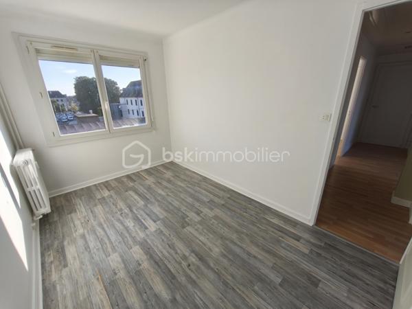 À saisir : Appartement F3 rénové et lumineux à Dole !

Appartement de 63 m², situé à quelques pas du centre-ville, de la rue des Arènes, des commerces, de la gare et des transports.

Situé au 3ᵉ étage (sans ascenseur), il comprend :

Cuisine 7 m²

Séjour 25 m² avec balcon Est

Salle de bain (douche + meuble)

WC indépendant

Deux chambres de 12 m² et 10 m²

Atouts du bien
Fenêtres PVC double vitrage

Volet roulant électrique et manuel

Fibre optique

Cave 12 m²

Grenier 16 m²

Peintures neuves

Ballon d’eau neuf

DPE  E

Copropriété
Entrée sécurisée

Local vélos

Stationnement gratuit

Façade refaite

Chaudière gaz neuve (2024)

Un appartement rénové, lumineux et idéalement situé, parfait pour un premier achat ou un investissement.