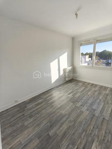 À saisir : Appartement F3 rénové et lumineux à Dole !

Appartement de 63 m², situé à quelques pas du centre-ville, de la rue des Arènes, des commerces, de la gare et des transports.

Situé au 3ᵉ étage (sans ascenseur), il comprend :

Cuisine 7 m²

Séjour 25 m² avec balcon Est

Salle de bain (douche + meuble)

WC indépendant

Deux chambres de 12 m² et 10 m²

Atouts du bien
Fenêtres PVC double vitrage

Volet roulant électrique et manuel

Fibre optique

Cave 12 m²

Grenier 16 m²

Peintures neuves

Ballon d’eau neuf

DPE  E

Copropriété
Entrée sécurisée

Local vélos

Stationnement gratuit

Façade refaite

Chaudière gaz neuve (2024)

Un appartement rénové, lumineux et idéalement situé, parfait pour un premier achat ou un investissement.