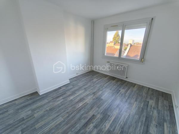 À saisir : Appartement F3 rénové et lumineux à Dole !

Appartement de 63 m², situé à quelques pas du centre-ville, de la rue des Arènes, des commerces, de la gare et des transports.

Situé au 3ᵉ étage (sans ascenseur), il comprend :

Cuisine 7 m²

Séjour 25 m² avec balcon Est

Salle de bain (douche + meuble)

WC indépendant

Deux chambres de 12 m² et 10 m²

Atouts du bien
Fenêtres PVC double vitrage

Volet roulant électrique et manuel

Fibre optique

Cave 12 m²

Grenier 16 m²

Peintures neuves

Ballon d’eau neuf

DPE  E

Copropriété
Entrée sécurisée

Local vélos

Stationnement gratuit

Façade refaite

Chaudière gaz neuve (2024)

Un appartement rénové, lumineux et idéalement situé, parfait pour un premier achat ou un investissement.