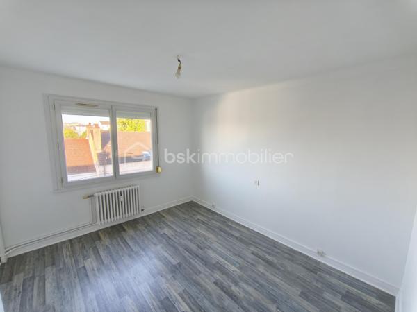 À saisir : Appartement F3 rénové et lumineux à Dole !

Appartement de 63 m², situé à quelques pas du centre-ville, de la rue des Arènes, des commerces, de la gare et des transports.

Situé au 3ᵉ étage (sans ascenseur), il comprend :

Cuisine 7 m²

Séjour 25 m² avec balcon Est

Salle de bain (douche + meuble)

WC indépendant

Deux chambres de 12 m² et 10 m²

Atouts du bien
Fenêtres PVC double vitrage

Volet roulant électrique et manuel

Fibre optique

Cave 12 m²

Grenier 16 m²

Peintures neuves

Ballon d’eau neuf

DPE  E

Copropriété
Entrée sécurisée

Local vélos

Stationnement gratuit

Façade refaite

Chaudière gaz neuve (2024)

Un appartement rénové, lumineux et idéalement situé, parfait pour un premier achat ou un investissement.