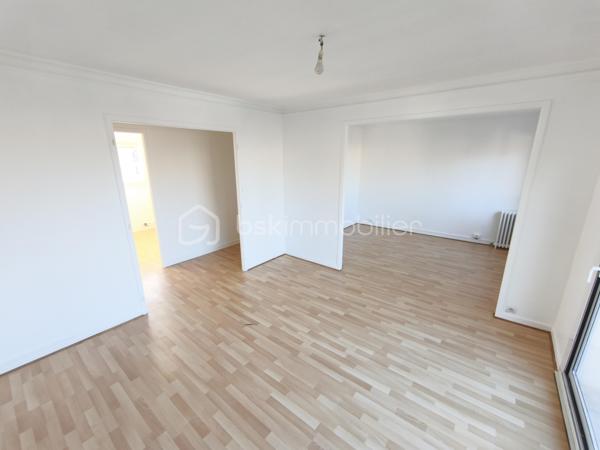 À saisir : Appartement F3 rénové et lumineux à Dole !

Appartement de 63 m², situé à quelques pas du centre-ville, de la rue des Arènes, des commerces, de la gare et des transports.

Situé au 3ᵉ étage (sans ascenseur), il comprend :

Cuisine 7 m²

Séjour 25 m² avec balcon Est

Salle de bain (douche + meuble)

WC indépendant

Deux chambres de 12 m² et 10 m²

Atouts du bien
Fenêtres PVC double vitrage

Volet roulant électrique et manuel

Fibre optique

Cave 12 m²

Grenier 16 m²

Peintures neuves

Ballon d’eau neuf

DPE  E

Copropriété
Entrée sécurisée

Local vélos

Stationnement gratuit

Façade refaite

Chaudière gaz neuve (2024)

Un appartement rénové, lumineux et idéalement situé, parfait pour un premier achat ou un investissement.