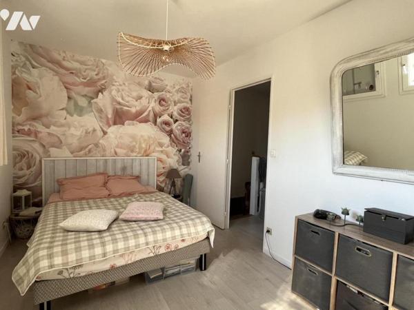 Maison de ville à usage d'habitation, mitoyenne des deux côtés