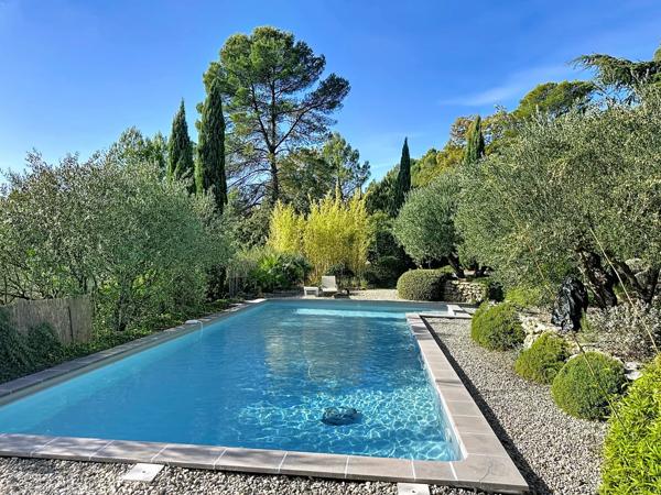 Villa moderne et élégante de plain-pied avec magnifique jardin, piscine et garage dans un quartier prisé de Lorgues