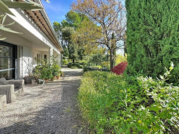Villa moderne et élégante de plain-pied avec magnifique jardin, piscine et garage dans un quartier prisé de Lorgues