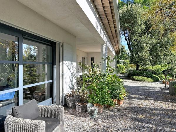 Villa moderne et élégante de plain-pied avec magnifique jardin, piscine et garage dans un quartier prisé de Lorgues