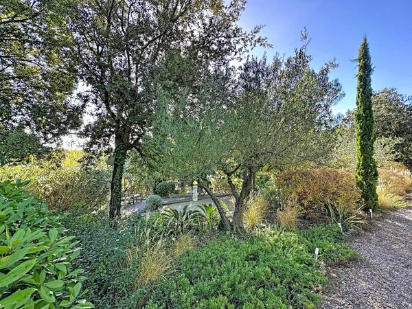 Villa moderne et élégante de plain-pied avec magnifique jardin, piscine et garage dans un quartier prisé de Lorgues